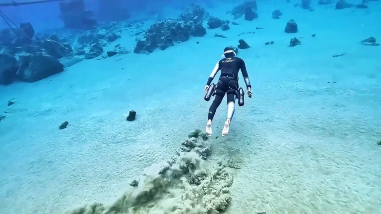 Featured thumbnail cover of KESZING underwater scooter demonstration video, underwater operation display of electric inflatable marine water sports equipment