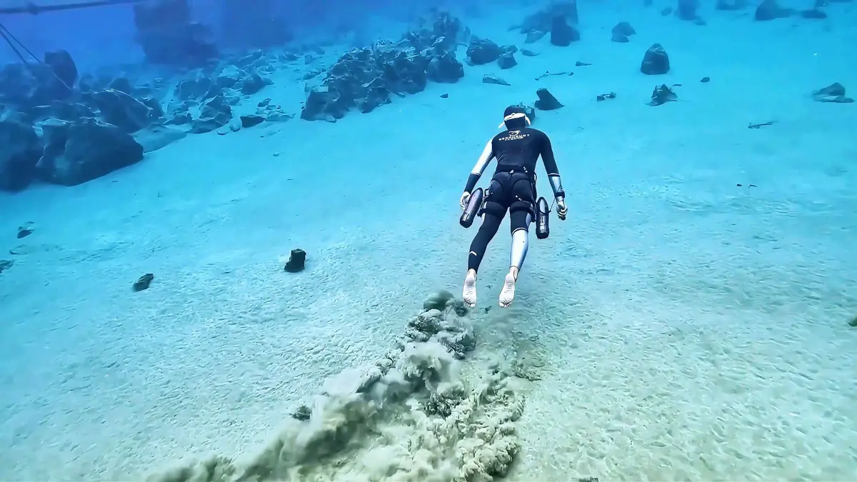 Featured thumbnail cover of KESZING underwater scooter demonstration video, underwater operation display of electric inflatable marine water sports equipment