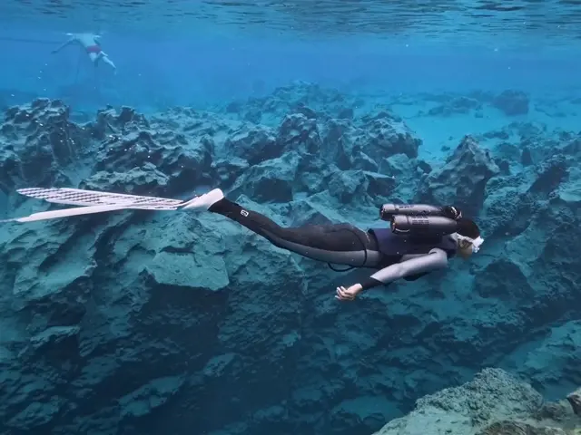 Diver using the KESZING LXHD 6-1 for recreational underwater diving