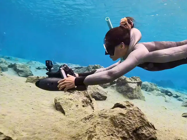 Snorkeler using a KESZING LXHD 6-1 underwater scooter in clear water